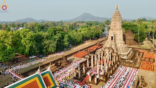 ภาพ No.58709:พิธีตักบาตรพระ ๑,๐๐๐ รูป สมโภชครบรอบ ๘๐๐ ปี พระบรมธาตุเมืองเชลียง ณ วัดพระศรีรัตนมหาธาตุ ราชวรวิหาร  (วัดพระปรางค์) ต.ศรีสัชนาลัย  อ.ศรีสัชนาลัย จ.สุโขทัย วันพฤหัสบดีที่ ๒๕ เมษายน พ.ศ. ๒๕๖๗