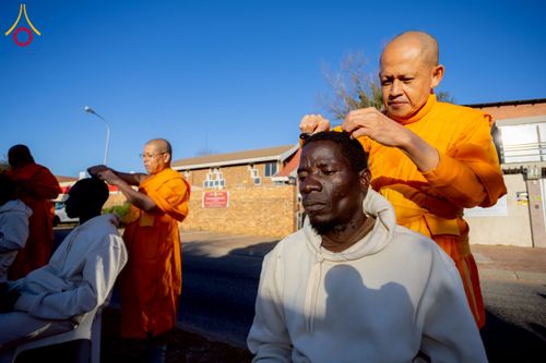 ภาพ No.231179:วันศุกร์ที่ 27 มิถุนายน พ.ศ. 2568 พิธีตัดปอยผมและพิธีปลงผมนาคธรรมทายาทแห่งทวีปแอฟริกา พ.ศ. 2568  โครงการบรรพชาอุปสมบทพระธรรมทายาทนานาชาติแห่งทวีปแอฟริกา ครั้งที่ 2 ณ วัดพระธรรมกายโจฮันเนสเบิร์ก สาธารณรัฐแอฟริกาใต้