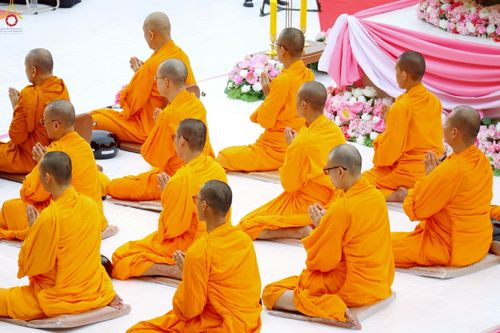 ภาพ No.241903:วันอาทิตย์ที่ 31 สิงหาคม พ.ศ. 2568 พิธีทำบุญแด่คณะสงฆ์ 122 รูป ฉลอง 121 ปี อำเภอคลองหลวง จ.ปทุมธานี เพื่อนำส่งช่วยเหลือคณะสงฆ์ 323 วัด 4 จังหวัดชายแดนภาคใต้ และช่วยเหลือประชาชนจากเหตุปะทะ แนวชายแดนไทย-กัมพูชา ณ บริเวณหน้าที่ว่าการอำเภอคลองหลวง 