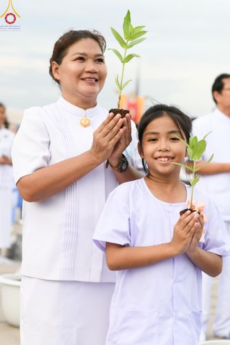 ภาพ No.160439:พิธีปลูกต้นทรัพย์บานชื่น ณ ลานธรรม พระมหาธรรมกายเจดีย์ วัดพระธรรมกาย จ.ปทุมธานี วันพฤหัสบดีที่ 10 ตุลาคม พ.ศ. 2567