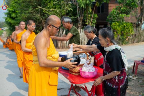 ภาพ No.136999:Photo Story  มหัศจรรย์วัดดงดินแดง Episode 5 กิจกรรมถ่ายภาพหมู่ประวัติศาสตร์ และตักบาตรฉลองพระ-เณรกว่า 500 รูป วันที่ 6 เมษายน พ.ศ. 2567