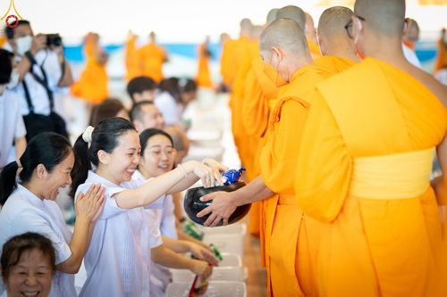 ภาพ No.89465:พิธีตักบาตร ข้าวสารอาหารแห้ง พิธีบูชาข้าวพระ และพิธีจุดเทียนใจ ไฟนิรันดร์  อนันตชัย ณ สภาธรรมกายสากล วัดพระธรรมกาย วันอาทิตย์ที่ 1 ตุลาคม พ.ศ. 2566