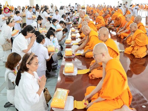 ภาพ No.226545:วันที่ 26 พฤษภาคม พ.ศ. 2568 พิธีบุพเปตพลี ครั้งที่ 164 ร่วมอุทิศบุญแด่หมู่ญาติที่ล่วงลับไปแล้ว และสืบทอดอายุพระพุทธศาสนา ณ หอฉันคุณยายอาจารย์ฯ วัดพระธรรมกาย