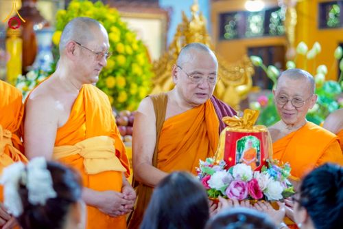 ภาพ No.274128:วันที่ 23 พฤศจิกายน พ.ศ. 2568 ประธานมูลนิธิธรรมกาย ถวายปัจจัยสมทบกฐินแด่ วัดเทียนเวียนเฟื้อกเซิน ศูนย์วิปัสสนาที่มีชื่อเสียง มากกว่า 50 ปีในเวียดนาม