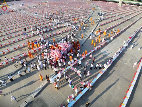 ภาพ No.218957:วันที่ 18-20 เมษายน พ.ศ. 2568 การเตรียมงานในลานธรรม , วิหารคด เพื่องานวันคุ้มครองโลก 22 เมษายน พศ. 2568