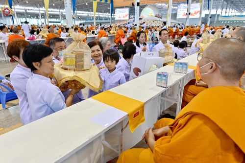 ภาพ No.85380:พิธีถวายมหาสังฆทานคณะสงฆ์ 2000 กว่าวัดทั่วประเทศปีที่ 23, พิธีถวายไทยธรรมคณะสงฆ์ 323 วัด 4 จังหวัดชายแดนภาคใต้, พิธีมอบปัจจัยช่วยเหลือครู 4 จังหวัดชายแดนภาคใต้ ณ สภาธรรมกายสากล วัดพระธรรมกาย ในวันสมาธิโลก อาทิตย์ที่ 6 สิงหาคม พ.ศ. 2566