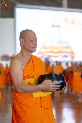 ภาพ No.221993:วันที่ 4 พฤษภาคม พ.ศ. 2568 พิธีตักบาตร เนื่องในวันอาทิตย์ต้นเดือน ณ บ้านแก้วเรือนทองคุณยายฯ วัดพระธรรมกาย