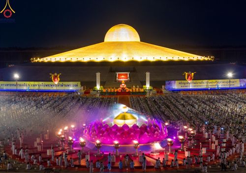 ภาพ No.160600:พิธีจุดประทีป 20,000 ดวง บูชาพระมหาธรรมกายเจดีย์ และบูชาพระมงคลเทพมุนี (สด จนฺทสโร) พระผู้ปราบมาร ณ ลานธรรม พระมหาธรรมกายเจดีย์ วัดพระธรรมกาย จ.ปทุมธานี วันที่ 10 ตุลาคม พ.ศ. 2567