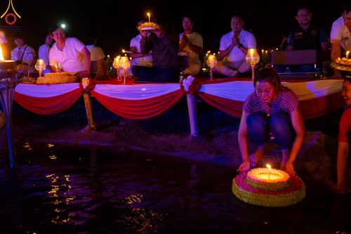 ภาพ No.138657:Photo Story  มหัศจรรย์วัดดงดินแดง Episode 6 พระภิกษุ-สามเณร ในโครงการบรรพชาอุปสมบทหมู่  กว่า 500 รูป และศีลจาริณีกว่า 300 คน ร่วมกันก่อพระเจดีย์ทราย 20,000 องค์ และจุดประทีป  บูชาธรรม 80 ปี หลวงพ่อธมฺมชโย กลางลำน้ำแม่ตื่น