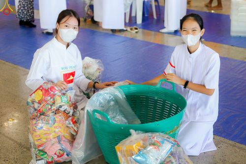 ภาพ No.86856:พิธีตักบาตร , พิธีบูชาข้าวพระ , พิธีจุดเทียนใจ ไฟนิรันดร์ อนันตชัย ในวันอาทิตย์ต้นเดือน 3 กันยายน พ.ศ. 2566 ณ วัดพระธรรมกาย