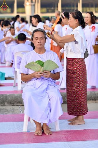 ภาพ No.180013:พิธีปลงผมนาคธรรมทายาท ในโครงการอุปสมบทหมู่ บูชาธรรมมหาปูชนียาจารย์ (ศูนย์อบรมวัดพระธรรมกาย) วันที่ 1 ธันวาคม พ.ศ. 2567 ณ ลานธรรมหารัตนวิหารคด วัดพระธรรมกาย จ.ปทุมธานี