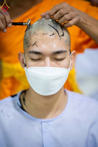 ภาพ No.99950:พิธีปลงผมธรรมทายาท โครงการอุปสมบทบูชาธรรมมหาปูชนียาจารย์ พ.ศ. 2566 ณ ลานธรรม มหาวิหารคด 8-9 ศูนย์อบรมวัดพระธรรมกาย วันอาทิตย์ที่ 3 ธันวาคม พ.ศ. 2566