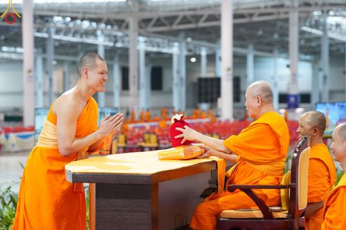 ภาพ No.153213:พิธีมุทิตาสักการะ พระภิกษุ-สามเณร ผู้สอบไล่ได้เปรียญธรรม ประโยค 1-2 ถึงประโยค ป.ธ.9 และบาลีศึกษา ประโยค1-2 ถึง บ.ศ.9 , พิธีมอบดวงแก้วสามเณรผู้ทรงบาลีไวยากรณ์ วัดพระธรรมกาย และ ศูนย์ส่งเสริมศีลธรรมในประเทศและต่างประเทศ วันอาทิตย์ที่ 8 กันยายน พ.ศ.2567