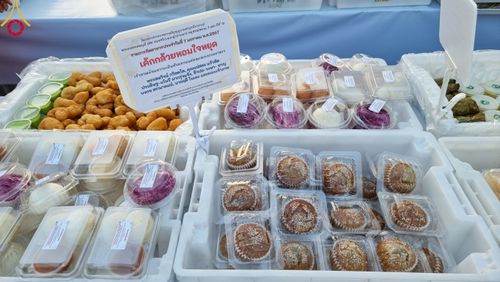 ภาพ No.108470:ถวายภัตตาหารเป็นสังฆทาน แด่คณะพระธรรมยาตราฯ ในโครงการธรรมยาตรากตัญญูบูชา มหาปูชนียาจารย์ พระมงคลเทพมุนี(สด จนฺทสโร) พระผู้ปราบมาร อนุสรณ์สถาน 7 แห่ง ปีที่ 12 วันที่ 7 มกราคม พ.ศ. 2567 ณ อนุสรณ์สถานโลตัสแลนด์ จ.สุพรรณบุรี