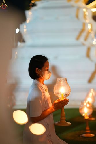 ภาพ No.73498:พิธีจุดประทีปถวายเป็นพุทธบูชา และบูชาธรรมมหาปูชนียาจารย์ ในโครงการธรรมยาตรากตัญญูบูชา มหาปูชนียาจารย์ พระมงคลเทพมุนี(สด จนฺทสโร) พระผู้ปราบมาร ปีที่ 11 ณ อนุสรณ์สถานลำดับที่ 4 สถานที่เกิดด้วยกายธรรม วัดโบสถ์ (บน) บางคูเวียง อ.บางกรวย จ.นนทบุรี วันที่ 21 