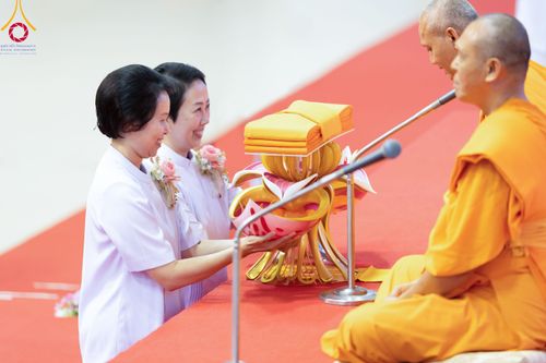 ภาพ No.92361:พิธีทอดกฐินธรรมชัยเพื่อสร้างอาคาร 115 ปี คุณยายอาจารย์มหารัตนอุบาสิกาจันทร์ ขนนกยูง อาทิตย์ต้นเดือนที่ 5 พฤศจิกายน พ.ศ. 2566 ณ วัดพระธรรมกาย จ.ปทุมธานี