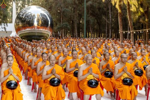 ภาพ No.289297:วันที่ 7 มกราคม พ.ศ. 2569 พิธีตักบาตรพระธรรมยาตรา ณ อนุสรณ์สถานลำดับที่ 1 สถานที่เกิดด้วยรูปกายเนื้อ อนุสรณ์สถานมหาวิหารพระมงคลเทพมุนี (โลตัสแลนด์) อ.สองพี่น้อง จ.สุพรรณบุรี ในโครงการธรรมยาตรา กตัญญูบูชา มหาปูชนียาจารย์ พระมงคลเทพมุนี(สด จนฺทสโร) พระผู้ป