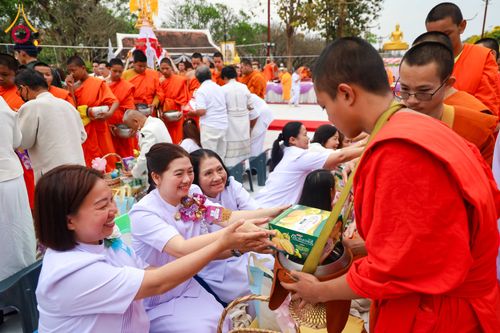 ภาพ No.310896:วันอาทิตย์ที่ 22 กุมภาพันธ์ พ.ศ. 2569 พิธีตักบาตรเเด่คณะพระภิกษุสงฆ์ 1,111 รูป จังหวัดน่าน หนึ่งในโครงการตักบาตรพระ 2,000,000 รูป 77 จังหวัดทั่วไทย ในวาระอันเป็นมงคลยิ่ง ครบรอบ 744 ปี นครน่าน สืบสานศรัทธา ทำบุญใหญ่ของเมืองน่าน ณ ข่วงเมือง วัดภูมินทร์ อำเ