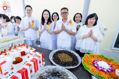 ภาพ No.294853:วันที่ 15 มกราคม พ.ศ. 2569 พิธีถวายภัตตาหารเป็นสังฆทาน แด่พระธรรมยาตรา ณ วัดโบสถ์บน ต.บางคูเวียง จ.นนทบุรี อนุสรณ์สถานลำดับที่ 4 สถานที่เกิดด้วยกายธรรม ในโครงการธรรมยาตรา กตัญญูบูชา มหาปูชนียาจารย์ พระมงคลเทพมุนี(สด จนฺทสโร) พระผู้ปราบมาร อนุสรณ์สถาน 7 แ