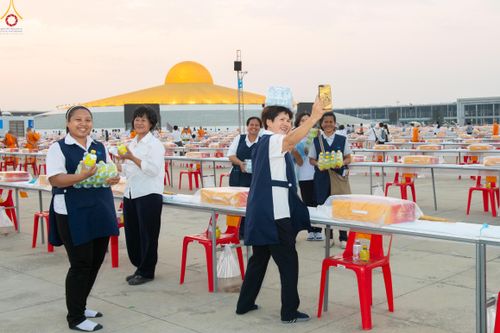 ภาพ No.322672:วันที่ 17 เมษายน พ.ศ.2569 การเรียงกล่องไทยธรรม เรียงน้ำดื่ม เรียงร่ม ณ ลานธรรมพระมหาธรรมกายเจดีย์ เพื่องานถวายมหาสังฆทาน 40,000 กว่าวัดทั่วประเทศ วันคุ้มครองโลก 22 เมษายน พ.ศ.2569 วัดพระธรรมกาย