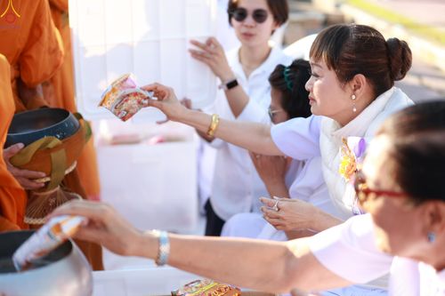 ภาพ No.284262:วันเสาร์ที่ 20 ธันวาคม พ.ศ.2568  พิธีตักบาตรพระ 10,000 รูป เนื่องในโอกาส 194 ปี จังหวัดกาญจนบุรี และอุทิศส่วนกุศลให้แด่บรรพชนทั้งหลาย บริเวณถนนสองแคว (Skywalk) เมืองกาญจนบุรี