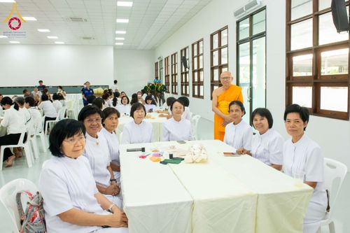 ภาพ No.327561:วันศุกร์ที่ 1 พฤษภาคม พ.ศ. 2569 รวมใจพสกนิกรชาวอำเภอคลองหลวง ประดิษฐ์ดอกไม้จันทน์ เพื่อใช้ในพิธีถวายดอกไม้จันทน์ในงานพระราชพิธีถวายพระเพลิงพระบรมศพ สมเด็จพระนางเจ้าสิริกิติ์ พระบรมราชินีนาถ พระบรมราชชนนีพันปีหลวง ณ วัดพระธรรมกาย