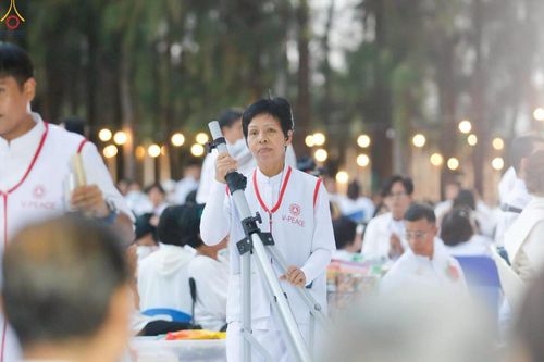 ภาพ No.300552:ภาพเบื้องหลังอาสาสมัครรวมใจ ชุดที่ 3 ในโครงการธรรมยาตรา กตัญญูบูชา มหาปูชนียาจารย์ พระมงคลเทพมุนี(สด จนฺทสโร) พระผู้ปราบมาร อนุสรณ์สถาน 7 แห่ง ปีที่ 14