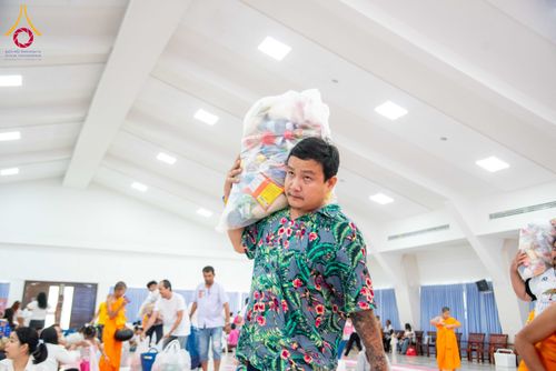 ภาพ No.321903:วันที่ 12 เมษายน พ.ศ.2569 ตักบาตรสงกรานต์ฉลองสามเณรใหม่  ณ ศูนย์ปฏิบัติธรรมระยอง(บ้านช่องลม)