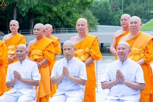 ภาพ No.330264:วันที่ 30 พฤษภาคม พ.ศ.2569 พิธีตัดปอยผมและปลงผม อุบาสกอุปสมบทอุทิศชีวิต 11 ท่าน ณ โบสถ์พระไตรปิฎก วัดพระธรรมกาย จังหวัดปทุมธานี