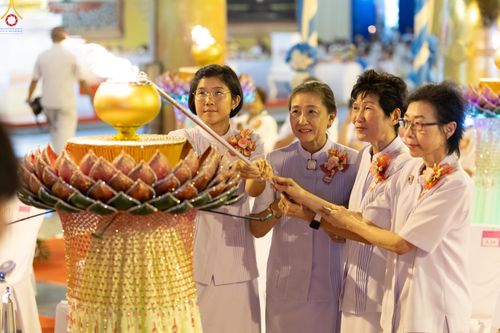 ภาพ No.331031:วันวิสาขบูชา อาทิตย์ที่ 31 พฤษภาคม พ.ศ.2569 พิธีจุดวิสาขประทีป , พิธีเวียนประทักษิณ  รอบพระมหาธรรมกายเจดีย์  และพิธีฉลองชัยสวดมนต์บทธัมมจักกัปปวัตนสูตร  ครบ 8,415,000,000 จบ ณ วัดพระธรรมกาย