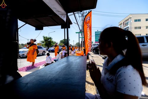 ภาพ No.304185:วันที่ 25 มกราคม พ.ศ. 2569 พิธีต้อนรับพระธรรมยาตรา  รร.สามัคคีราษฏร์บำรุง-วัดพระธรรมกาย ในโครงการธรรมยาตรา กตัญญูบูชา มหาปูชนียาจารย์ พระมงคลเทพมุนี(สด จนฺทสโร) พระผู้ปราบมาร อนุสรณ์สถาน 7 แห่ง ปีที่ 14