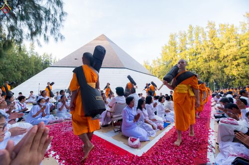 ภาพ No.287515:วันที่ 3 มกราคม พ.ศ. 2569 พิธีต้อนรับพระธรรมยาตรา ในโครงการธรรมยาตรา กตัญญูบูชา มหาปูชนียาจารย์ พระมงคลเทพมุนี(สด จนฺทสโร) พระผู้ปราบมาร อนุสรณ์สถาน 7 แห่ง ปีที่ 14 ณ อนุสรณ์สถานมหาวิหารพระมงคลเทพมุนี (โลตัสแลนด์) อ.สองพี่น้อง จ.สุพรรณบุรี