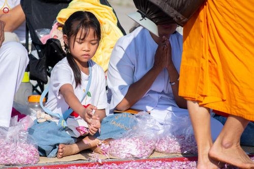 ภาพ No.292856:วันที่ 11 มกราคม พ.ศ. 2569 พิธีต้อนรับพระธรรมยาตรา ณ อนุสรณ์สถานลำดับที่ 3 สถานที่เกิดในเพศสมณะ วัดสองพี่น้อง อำเภอสองพี่น้อง จังหวัดสุพรรณบุรี ในโครงการธรรมยาตรา กตัญญูบูชา มหาปูชนียาจารย์ พระมงคลเทพมุนี(สด จนฺทสโร) พระผู้ปราบมาร อนุสรณ์สถาน 7 แห่ง ปีที