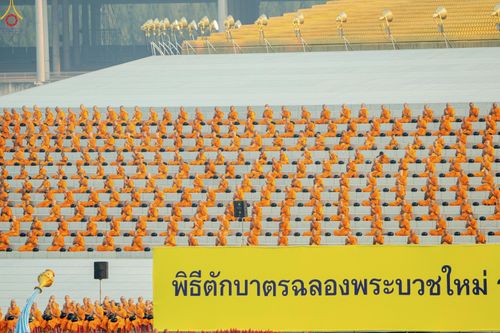 ภาพ No.279965:วันที่ 1 มกราคม พ.ศ.2569 พิธีตักบาตรในวันขึ้นปีใหม่ ณ ลานธรรม วัดพระธรรมกาย