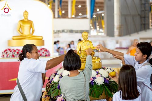 ภาพ No.215235:วันอาทิตย์ต้นเดือนที่ 6 เมษายน พ.ศ. 2568 พิธีตักบาตรข้าวสารอาหารแห้ง ณ บ้านแก้วเรือนทองคุณยาย สภาธรรมกายสากล วัดพระธรรมกาย