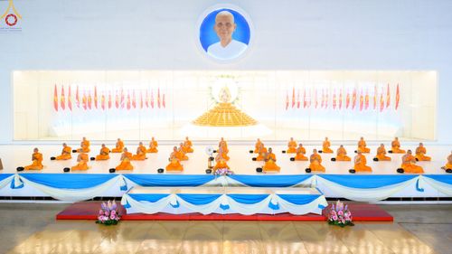 ภาพ No.82927:พิธีตักบาตร ณ บ้านแก้วเรือนทองคุณยายอาจารย์ฯ พิธีบูชาข้าวพระ ณ สภาธรรมกายสากล วัดพระธรรมกาย ในวันอาทิตย์ต้นเดือนที่ 2 ก.ค. พ.ศ.2566