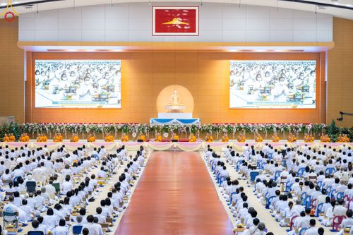 ภาพ No.84430:พิธีถวายผ้าอาบน้ำฝนและประทีปโคมไฟ ในวันอาสาฬหบูชา ณ ห้องแก้วสารพัดนึก 1 วัดพระธรรมกาย วันอังคารที่ 1 สิงหาคม พ.ศ. 2566