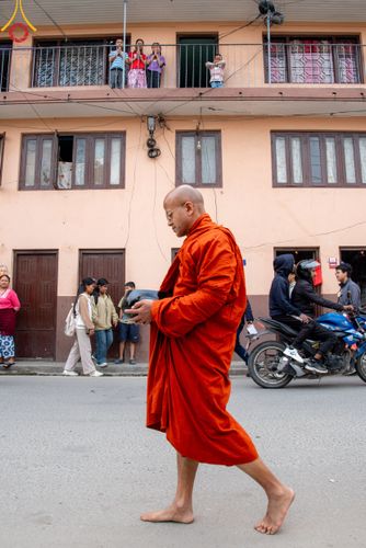 ภาพ No.317229:วันอังคารที่ 31 มีนาคม พ.ศ.2569 จาริกบิณฑบาตแห่งศรัทธา จากวัดอเชศวรสู่สี่แยกปาตันและวัดศรี ประเทศเนปาล