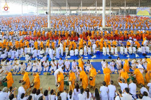 ภาพ No.76786:พิธีตักบาตรข้าวสารอาหารแห้ง  ณ บ้านแก้วเรือนทองคุณยายฯ สภาธรรมกายสากล  วัดพระธรรมกาย จ.ปทุมธานี  ในวันอาทิตย์ต้นเดือนที่ 6 มีนาคม พ.ศ. 2566