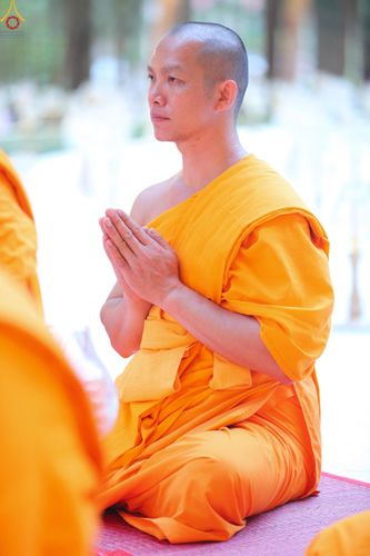 ภาพ No.290120:วันที่ 6 มกราคม พ.ศ. 2569 พิธีจุดประทีปถวายเป็นพุทธบูชา และบูชาธรรมมหาปูชนียาจารย์ (ภาพชุดที่ 2) ณ อนุสรณ์สถานมหาวิหารพระมงคลเทพมุนี (โลตัสแลนด์) อ.สองพี่น้อง จ.สุพรรณบุรี ในโครงการธรรมยาตรา กตัญญูบูชา มหาปูชนียาจารย์ พระมงคลเทพมุนี(สด จนฺทสโร) พระผู้ปรา