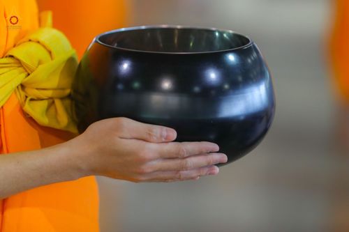 ภาพ No.76770:พิธีตักบาตรข้าวสารอาหารแห้ง  ณ บ้านแก้วเรือนทองคุณยายฯ สภาธรรมกายสากล  วัดพระธรรมกาย จ.ปทุมธานี  ในวันอาทิตย์ต้นเดือนที่ 6 มีนาคม พ.ศ. 2566