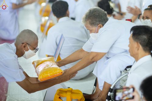 ภาพ No.84152:พิธีเวียนประทักษิณ พิธีวันทาเจดีย์ พิธีขอขมา และมอบผ้าไตร  ในโครงการบรรพชาอุปสมบทหมู่ธรรมทายาทรุ่นเข้าพรรษา และโครงการบรรพชาสามเณรโรงเรียนนานาชาติ รุ่นที่12 ในวันเสาร์ที่ 22 กรกฎาคม พ.ศ. 2566