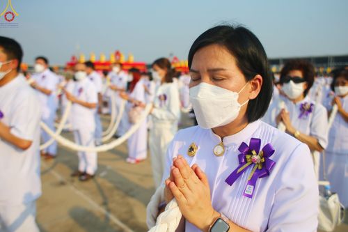 ภาพ No.79181:พิธีอัญเชิญองค์พระบรมพุทธเจ้า 24 องค์ เวียนประทักษิณรอบพระมหาธรรมกายเจดีย์ ณ วัดพระธรรมกาย  วันที่ 2 เมษายน พ.ศ. 2566