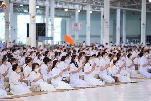 ภาพ No.83014:พิธีตักบาตร ณ บ้านแก้วเรือนทองคุณยายอาจารย์ฯ พิธีบูชาข้าวพระ ณ สภาธรรมกายสากล วัดพระธรรมกาย ในวันอาทิตย์ต้นเดือนที่ 2 ก.ค. พ.ศ.2566