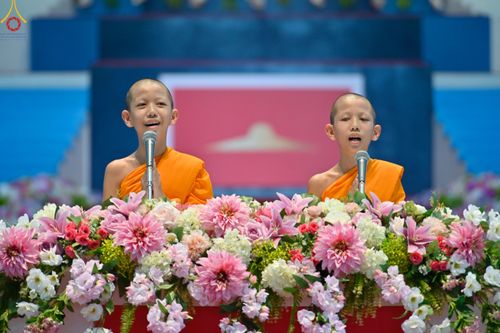 ภาพ No.85282:พิธีมุทิตาสักการะพระภิกษุ ผู้สอบได้เปรียญธรรม ๙ ประโยคระดับโลก, พิธีมอบโล่เกียรติยศและทุนการศึกษา สำนักเรียนบาลีดีเด่นทั่วประเทศ ในวันสมาธิโลก อาทิตย์ที่ 6 สิงหาคม พ.ศ. 2566 ณ สภาธรรมกายสากล วัดพระธรรมกาย