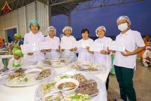 ภาพ No.303040:วันที่ 26 มกราคม พ.ศ. 2569 พิธีถวายภัตตาหารเป็นสังฆทาน แด่พระธรรมยาตรา ณ วัดพระธรรมกาย  จังหวัดปทุมธานี ในโครงการธรรมยาตรา กตัญญูบูชา มหาปูชนียาจารย์ พระมงคลเทพมุนี(สด จนฺทสโร) พระผู้ปราบมาร อนุสรณ์สถาน 7 แห่ง ปีที่ 14