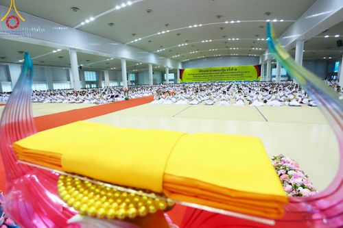 ภาพ No.86273:วันธรรมชัย ปีที่ 55 พิธีทอดผ้าป่ากฐินสมทบครั้งที่1, พิธีเจริญพุทธมนต์ ลูกนิมิตมหาสมบัติฯ พิธีจุดประทีป,พิธีฉลองชัยสวดมนต์บทธัมมจักกัปปวัตนสูตร วันอาทิตย์ที่ 27 สิงหาคม พ.ศ.2566 ณ สภาธรรมกายสากล / มหารัตนวิหารคด วัดพระธรรมกาย