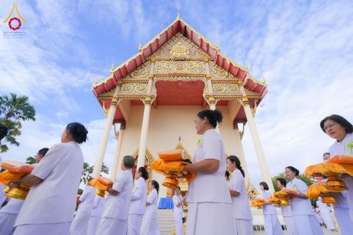 ภาพ No.278570:วันอาทิตย์ที่ 14 ธันวาคม พ.ศ.2568  พิธีเวียนประทักษิณ พิธีวันทาสีมาพระประธาน โครงการบวชบูชาธรรมมหาปูชนียาจารย์ ของศูนย์ปฏิบัติธรรมบุรีรัมย์ ณ วัดกลาง พระอารามหลวง จังหวัดบุรีรัมย์