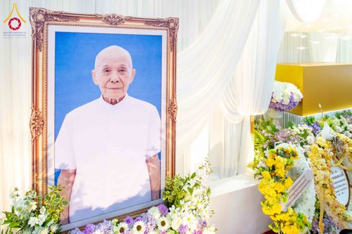 ภาพ No.315326:วันอังคารที่ 24 มีนาคม พ.ศ. 2569 พิธีบำเพ็ญกุศล คุณพ่อณรงค์ จินตมากุล  สิริอายุ 99 ปี 11 เดือน โยมบิดา พระครูปลัดรัตนวีรวัฒน์ (รังสฤษดิ์ อิทฺธิจินตโก) ที่ปรึกษาเจ้าคณะจังหวัดปทุมธานี เจ้าอาวาสวัดพระธรรมกาย  ณ ห้องปลูกศรัทธา 2 วัดพระธรรมกาย ปทุมธานี