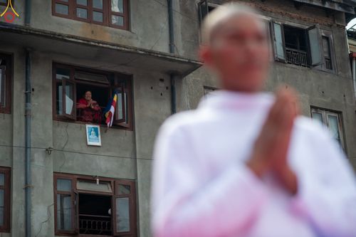 ภาพ No.77606:พิธีตัดปอยผมและปลงผมนาคธรรมทายาท ในโครงการบรรพชาสามเณรหมู่ ประเทศเนปาล วันที่ 11 มีนาคม พ.ศ.2566